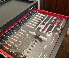 Jefferson proffesional tools , bench grinder , 6” vice , 7 drawer heavy dutychest with 147tools,matt - Image 9/10