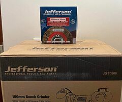 Jefferson proffesional tools , bench grinder , 6” vice , 7 drawer heavy dutychest with 147tools,matt - Image 10/10