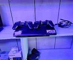 PS3 complet deja tuner avec 21 jeux a l'intérieur avec 2 manettes et câbles réseaux