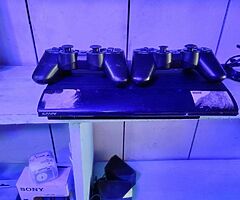 PS3 complet deja tuner avec 21 jeux a l'intérieur avec 2 manettes et câbles réseaux