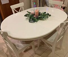 Extendable table and 4 chairs