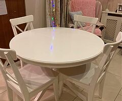 Extendable table and 4 chairs