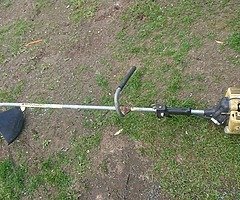Bushcutter petrol strimmer