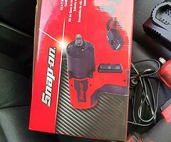 Snap on 3/8 ratchet +2 batteries and brand new charger