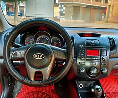 كيا سيراتو ٢٠١١ اوتوماتيك الفتيس الجديد ٦غيار ايرباج وطاره مالتى وجنوط فابريكا ماعدا حزام - Image 4/10