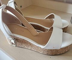 New white wedge size 6