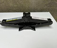 SPARE WHEEL & CAR JACK - Image 4/5