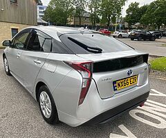 2016 Toyota Prius - Image 6/10