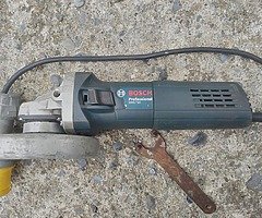 Electric angle grinder working a 100%