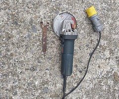 Electric angle grinder working a 100%