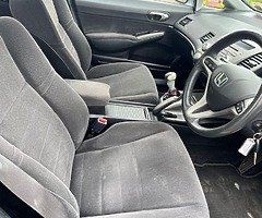 Honda Civic 2009 1.8 petrol manual transmission - Image 9/10