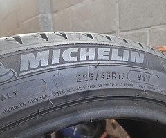 225 45r18 Michelin runflat 
255 40r18 Goodyear runflat