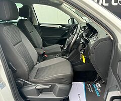 2017 Volkswagen Tiguan - Image 4/10