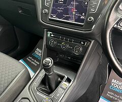 2017 Volkswagen Tiguan - Image 6/10