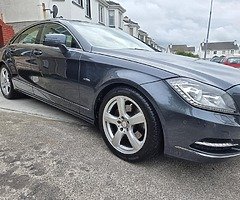 MERCEDES BENZ - Image 4/10
