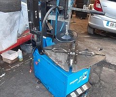 Tyre changer and balancer