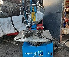 Tyre changer and balancer