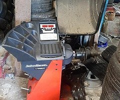 Tyre changer and balancer