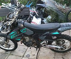 Suzuki drz 400 e model