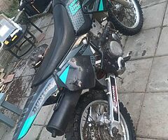 Suzuki drz 400 e model