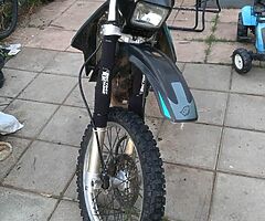 Suzuki drz 400 e model
