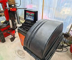 Corghi Tyre Changer & Electronic Wheel Balancer - Image 4/7