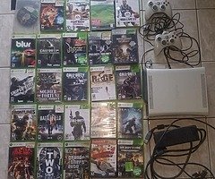 X-BOX 360 
25 GAMES (CD)
2 CONTROLS / 2 CHARGING CABLES 
POWER CORD 
TV CONNECTION ...