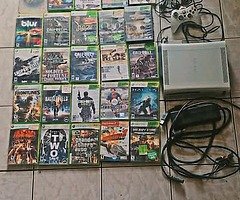 X-BOX 360 
25 GAMES (CD)
2 CONTROLS / 2 CHARGING CABLES 
POWER CORD 
TV CONNECTION ...