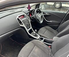 2011 Vauxhall Astra SRI 1.7 Diesel NEW NCT June 20’23 - Image 4/5