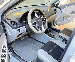 هيونداى اكسنت RB ٢٠١٥ فابريكا اتنين ايرباج وفرامل ABS وطاره مالتى وشاشه عرض - Image 7/9