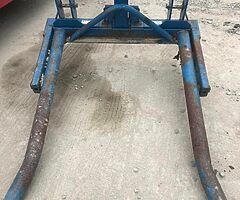 Round bale handler
