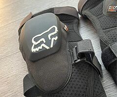 FOX KNEE PADS AND GLOVES - Image 3/6