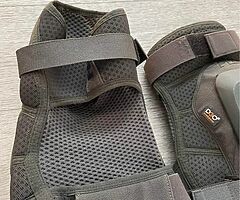 FOX KNEE PADS AND GLOVES - Image 4/6