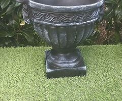 Concrete flower pots and furniture - Image 3/10