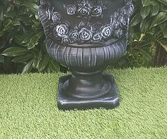 Concrete flower pots and furniture - Image 7/10