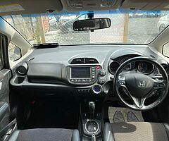 HONDA FIT HYBRID 2013 LEATHER PACKAGE - Image 8/10