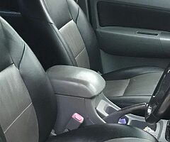 Toyota Hilux 2008 manual transmission low Milage - Image 7/10