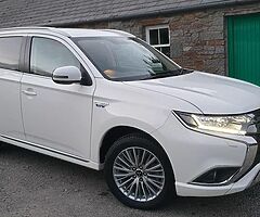 2019 MITSUBISHI OUTLANDER PLUG-IN HYBRID 4X4 AUTOMATIC 
