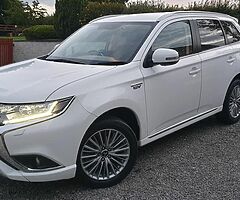 2019 MITSUBISHI OUTLANDER PLUG-IN HYBRID 4X4 AUTOMATIC 
