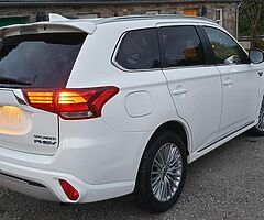 2019 MITSUBISHI OUTLANDER PLUG-IN HYBRID 4X4 AUTOMATIC 
 - Image 4/10