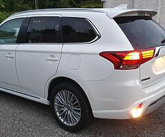2019 MITSUBISHI OUTLANDER PLUG-IN HYBRID 4X4 AUTOMATIC 
 - Image 5/10