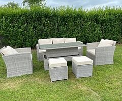 GARDEN RATTAN FURNITURE + RISING TABLE. - DELIVERY 