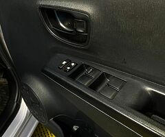 2012 Toyota Yaris  1.0 Petrol Automatic - Image 10/10