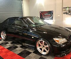 **V8 IS200**