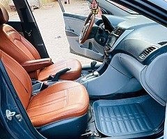 هيونداى اكسنت RB ٢٠١٣ اتوماتيك فابريكا انا اول مالك رخصه سنه وبها شاشة عرض