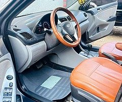 هيونداى اكسنت RB ٢٠١٣ اتوماتيك فابريكا انا اول مالك رخصه سنه وبها شاشة عرض - Image 3/10