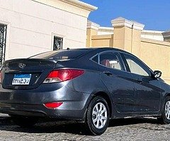 هيونداى اكسنت RB ٢٠١٣ اتوماتيك فابريكا انا اول مالك رخصه سنه وبها شاشة عرض - Image 5/10