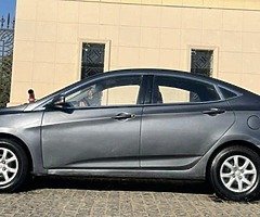 هيونداى اكسنت RB ٢٠١٣ اتوماتيك فابريكا انا اول مالك رخصه سنه وبها شاشة عرض - Image 3/10