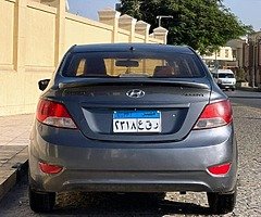 هيونداى اكسنت RB ٢٠١٣ اتوماتيك فابريكا انا اول مالك رخصه سنه وبها شاشة عرض - Image 5/10