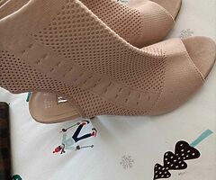 Women heels all worn for few hours only - Image 4/6